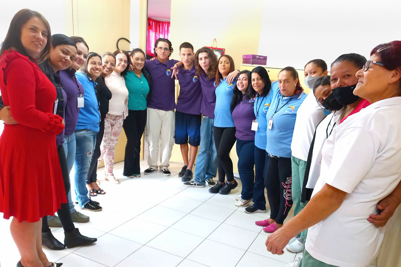 Colaboradores do CCPL Parque dos Camargos participaram de uma dinâmica para celebrar o ‘Dia Nacional do Abraço’